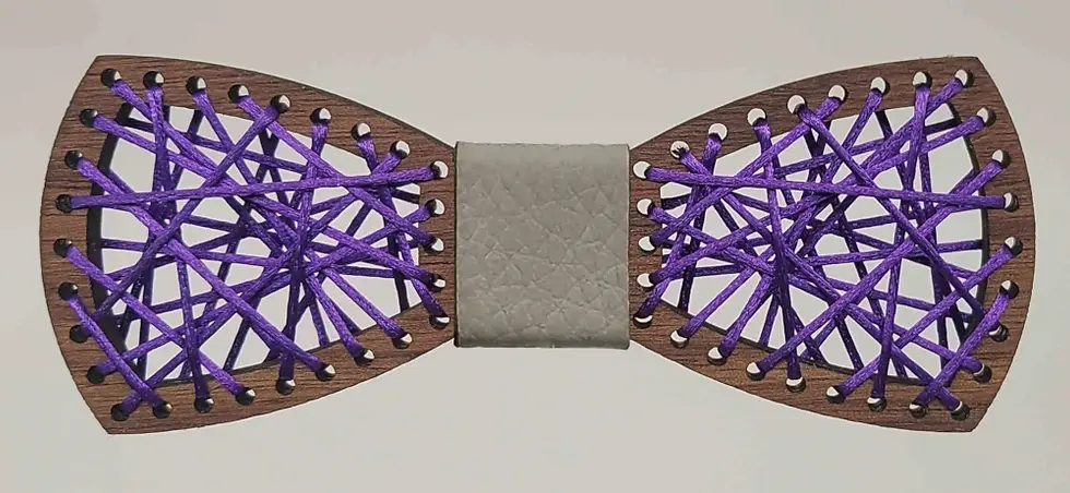 Sličica: Leseni metuljček barvna nitka. Na eno strani svetel les, na drugi pa temen, obrnete ga želji. Barvo sredine je možno izbirati