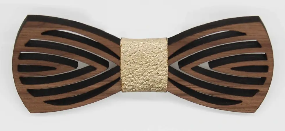 Sličica: Leseni metuljček. Na eno strani svetel les, na drugi pa temen, obrnete ga želji. Barvo traka na sredini je možno izbirati.