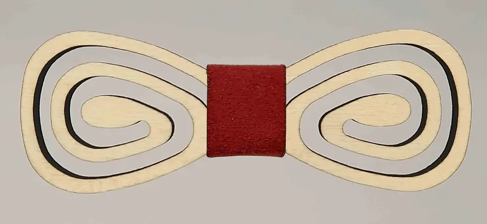 Sličica: Leseni metuljček. Na eno strani svetel les, na drugi pa temen, obrnete ga želji. Barvo traka na sredini je možno izbirati.