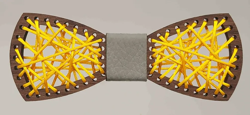 Sličica: Leseni metuljček barvna nitka. Na eno strani svetel les, na drugi pa temen, obrnete ga želji. Barvo sredine je možno izbirati