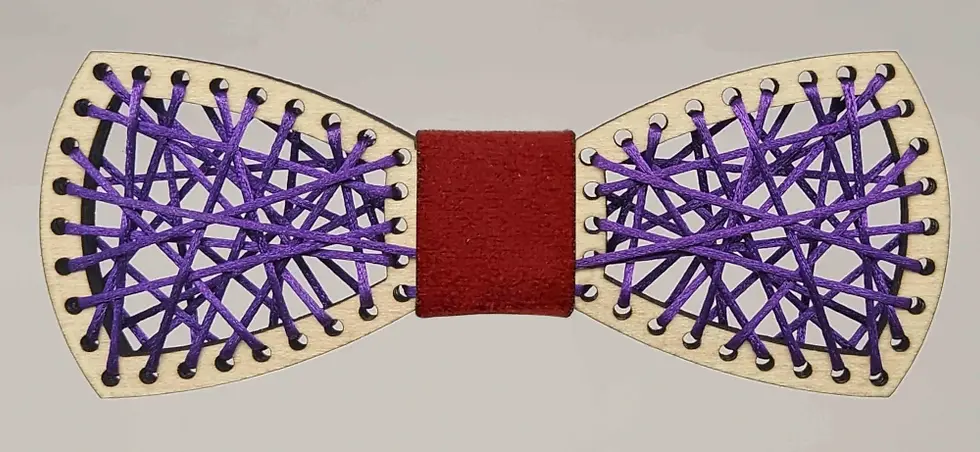 Sličica: Leseni metuljček barvna nitka. Na eno strani svetel les, na drugi pa temen, obrnete ga želji. Barvo sredine je možno izbirati