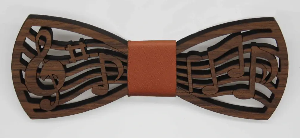 Leseni glasbeni metuljček. Barvo traka na sredini je možno poljubno izbirati.