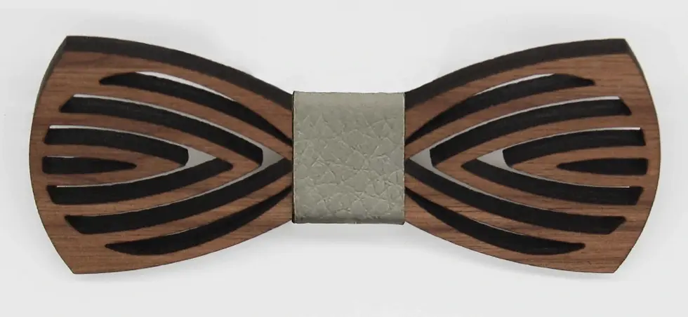 Sličica: Leseni metuljček. Na eno strani svetel les, na drugi pa temen, obrnete ga želji. Barvo traka na sredini je možno izbirati.