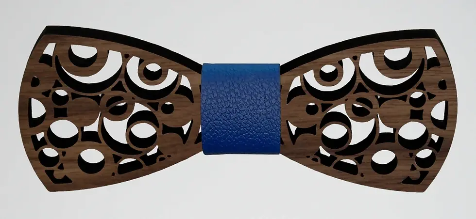 Sličica: Leseni metuljček. Na eno strani svetel les, na drugi pa temen, obrnete ga želji. Barvo traka na sredini je možno izbirati.