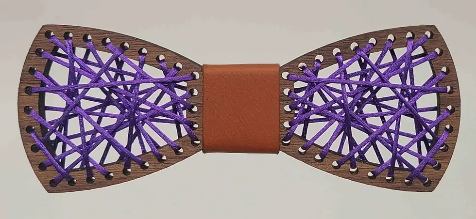 Sličica: Leseni metuljček barvna nitka. Na eno strani svetel les, na drugi pa temen, obrnete ga želji. Barvo sredine je možno izbirati