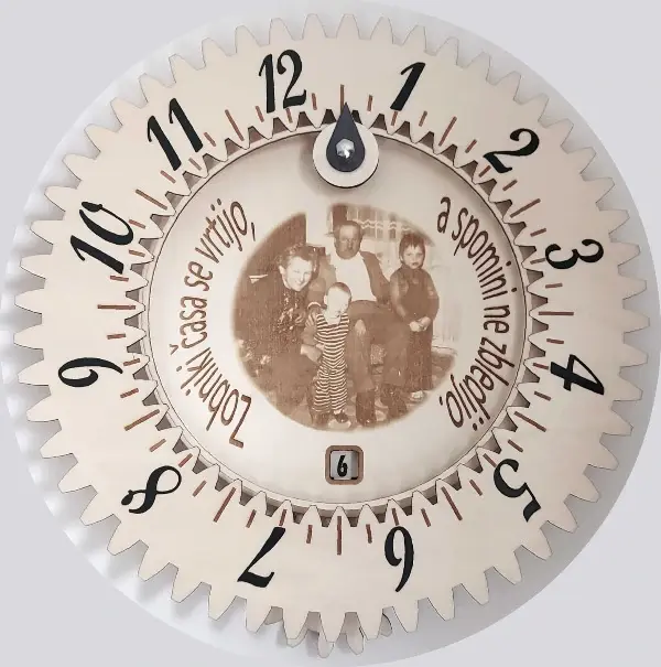 Lesena stenska zobniška ura