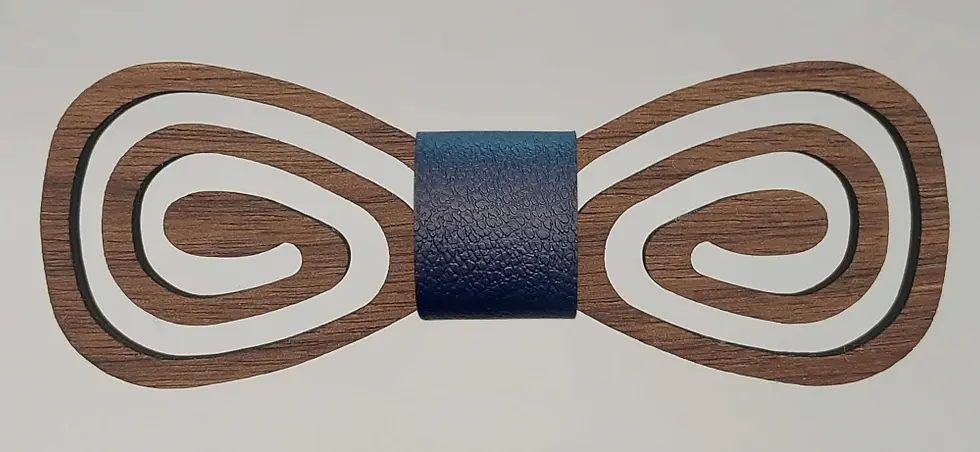 Sličica: Leseni metuljček. Na eno strani svetel les, na drugi pa temen, obrnete ga želji. Barvo traka na sredini je možno izbirati.