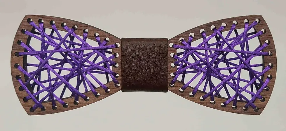 Sličica: Leseni metuljček barvna nitka. Na eno strani svetel les, na drugi pa temen, obrnete ga želji. Barvo sredine je možno izbirati