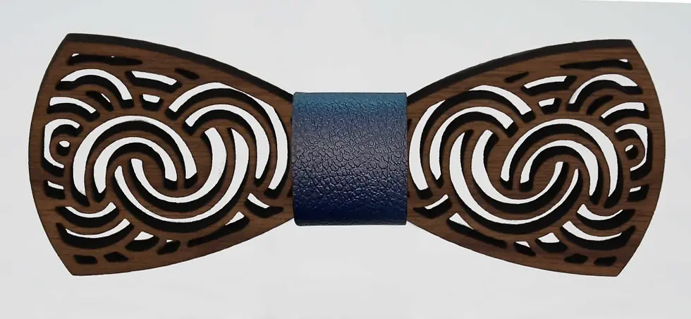 Sličica: Leseni metuljček. Na eno strani svetel les, na drugi pa temen, obrnete ga želji. Barvo traka na sredini je možno izbirati.