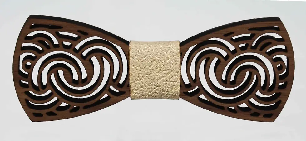 Leseni metuljček. Na eno strani svetel les, na drugi pa temen, obrnete ga želji. Barvo traka na sredini je možno izbirati.