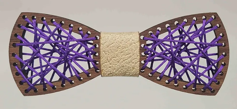 Sličica: Leseni metuljček barvna nitka. Na eno strani svetel les, na drugi pa temen, obrnete ga želji. Barvo sredine je možno izbirati