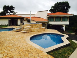 Piscina con enchape de piedra mollejón amarillo