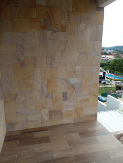 Pared de mollejón canteado pulido