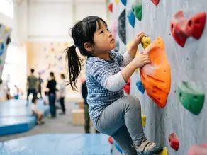 幼児から始められる珍しい習い事を体験する子ども
