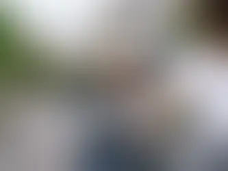 自転車のチャイルドシートにのった親子