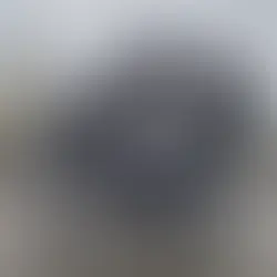 強風にあおられている自転車カバー