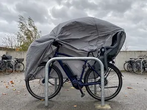 強風にあおられている自転車カバー