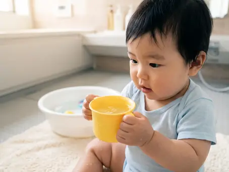 家にあるコップで水遊びをするち赤ゃん