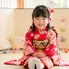 七五三の前撮りで笑顔を見せる3歳の女の子