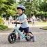 ストライダーの練習を始めた2歳の子ども