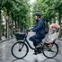 雨の日に自転車で保育園へ送迎するママと子ども