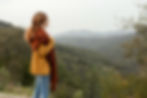 Femme regardant l'horizon symbole de ses objectifs de vie