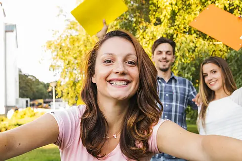 Coaching pour jeunes : adolescente souriante en selfie avec ses parents, incarnant la confiance et l’encadrement dans son parcours