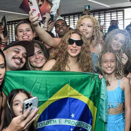 🎤Shakira desembarca no Galeão para show no Rio e posa com fãs e a bandeira do Brasil