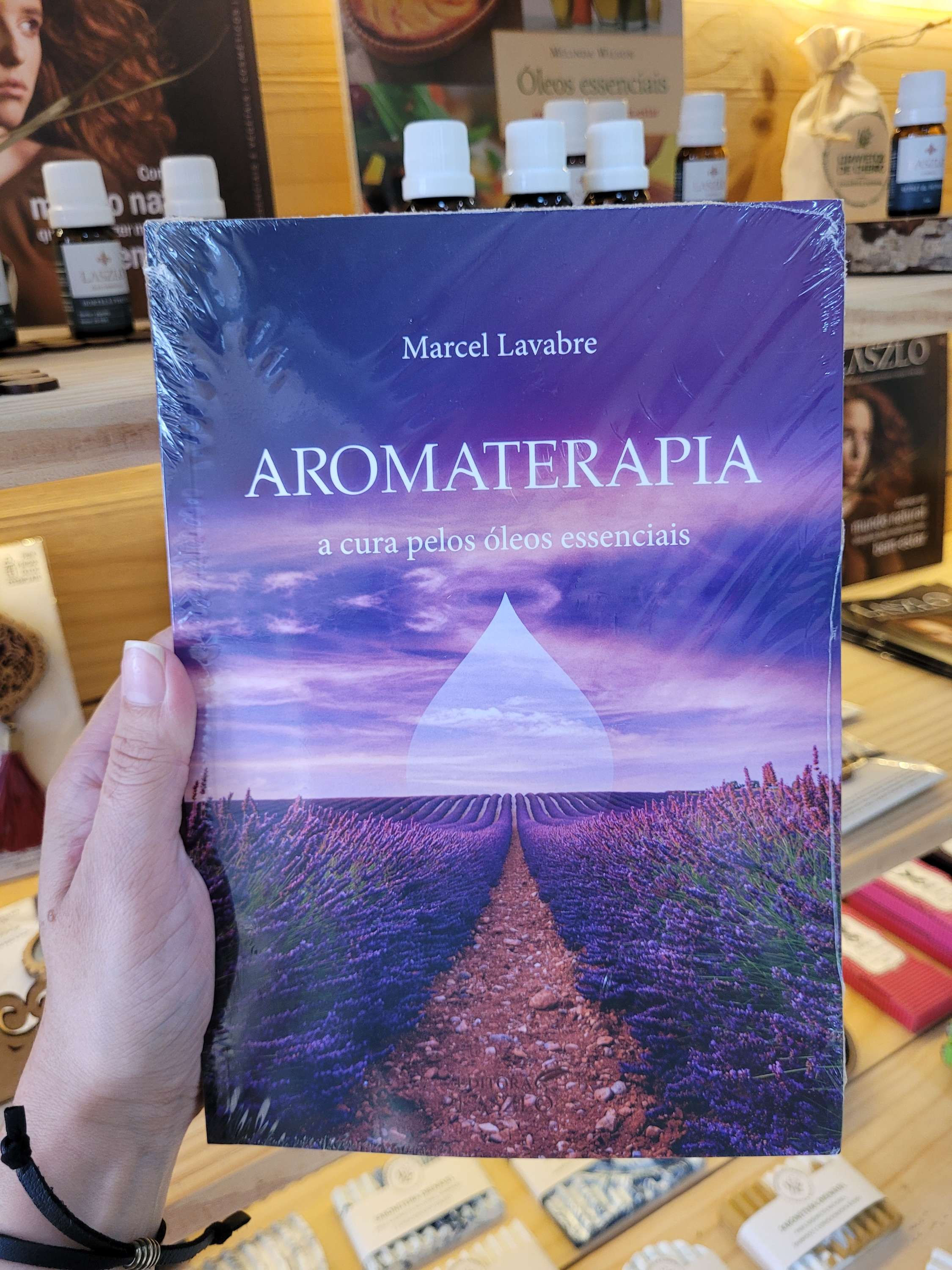 LIVRO AROMATERAPIA A CURA PELOS ÓLEOS ESSENCIAIS 