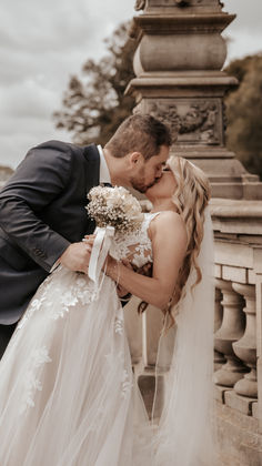 Hochzeitspaar was sich küsst