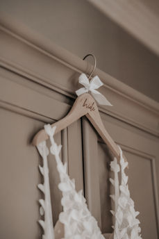 Kleid und kleiderbügel der braut