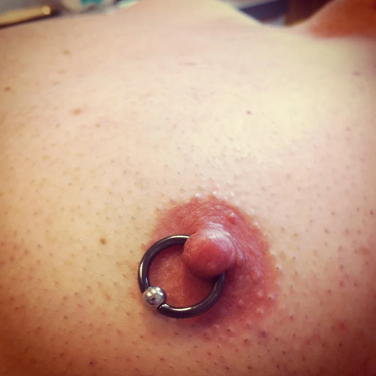 grodd brystvortepiercing