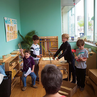 Grupo de niños aprendiendo y trabajando juntos.
