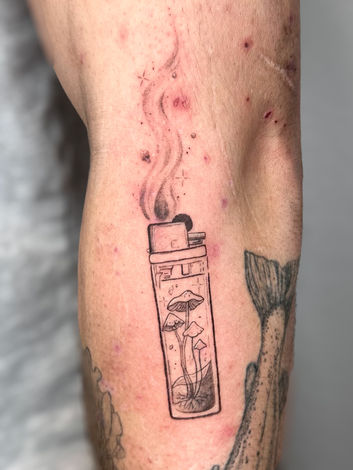 ein Feuerzeug Tattoo in einem mystischen Stil