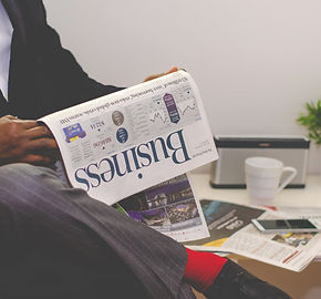 Leitura tranquila sobre negócios e finanças — a imagem reflete o espírito do FinanciasZ: aprender sem pressa, mas com impacto