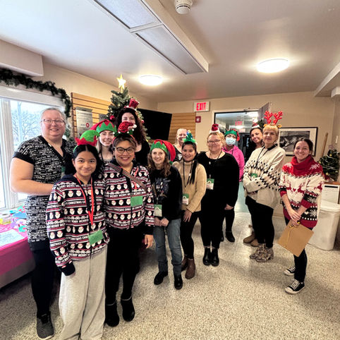 Une mission commune de « lutins » : l’expérience de la famille Martel à la boutique de cadeaux des Fêtes