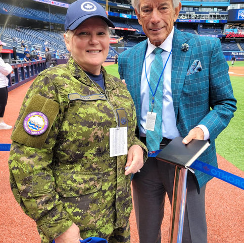 MWO Plesh honoré par les Blue Jays de Toronto lors d'un salut du samedi au cours d'un récent match au Rogers Stadium.