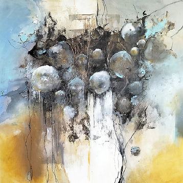 Abstracte natuur in beweging
Waar natuur en verbeelding elkaar ontmoeten, ontstaan de abstracte schilderijen van Thei. Elk werk is een intuïtieve vertaling van natuurlijke invloeden – denk aan het ritme van golven, de structuur van gesteente, het spel van wind en licht en de ronde vormen die in bijna elk landschap, en dus ook in veel van zijn werken, terug te vinden zijn. Niet als exacte weergave, maar als suggestie, als gevoel.
Met acryl als basis en materialen als inkt, bister, krijt en potlood besteed hij veel aandacht aan kleuren, lijnen en compositie. Daarmee creëert Thei lagen van textuur die uitnodigen tot ontdekking. Er is geen vast verhaal – ieder werk is een spiegel waarin de kijker zijn eigen interpretatie mag vinden. De natuur wordt dus niet afgebeeld, maar ervaren.