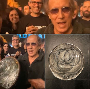 Il cast di "Adrian" omaggia Adriano Celentano: consegnata l'opera "Vita" del maestro Arando