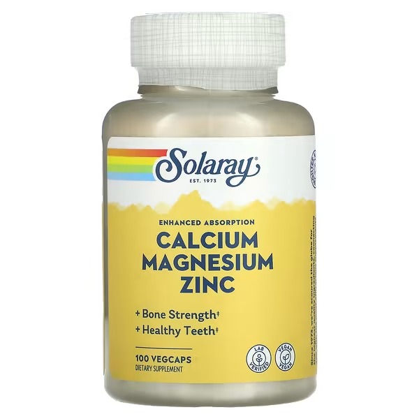 Imagen frontal del frasco del suplemento Solaray® Calcio, Magnesio y Zinc, resaltando su absorción mejorada y beneficios para