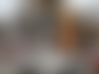 Le chef de chantier veille au bon déroulement de la démolition, en garantissant la sécurité sur ce chantier situé en zone urbaine.