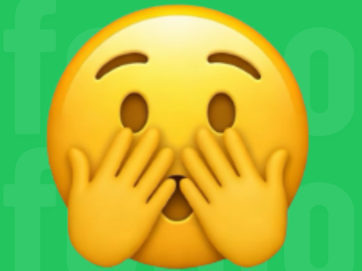 Emoji con manos cubriendo la boca sobre fondo verde con patrón repetido, utilizado para comunicar cautela o advertencia en estrategias de marketing digital.