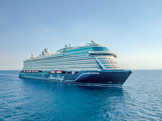 Außenaufnahme des Kreuzfahrtschiffes Mein Schiff Relax von TUI Cruises auf dem Meer