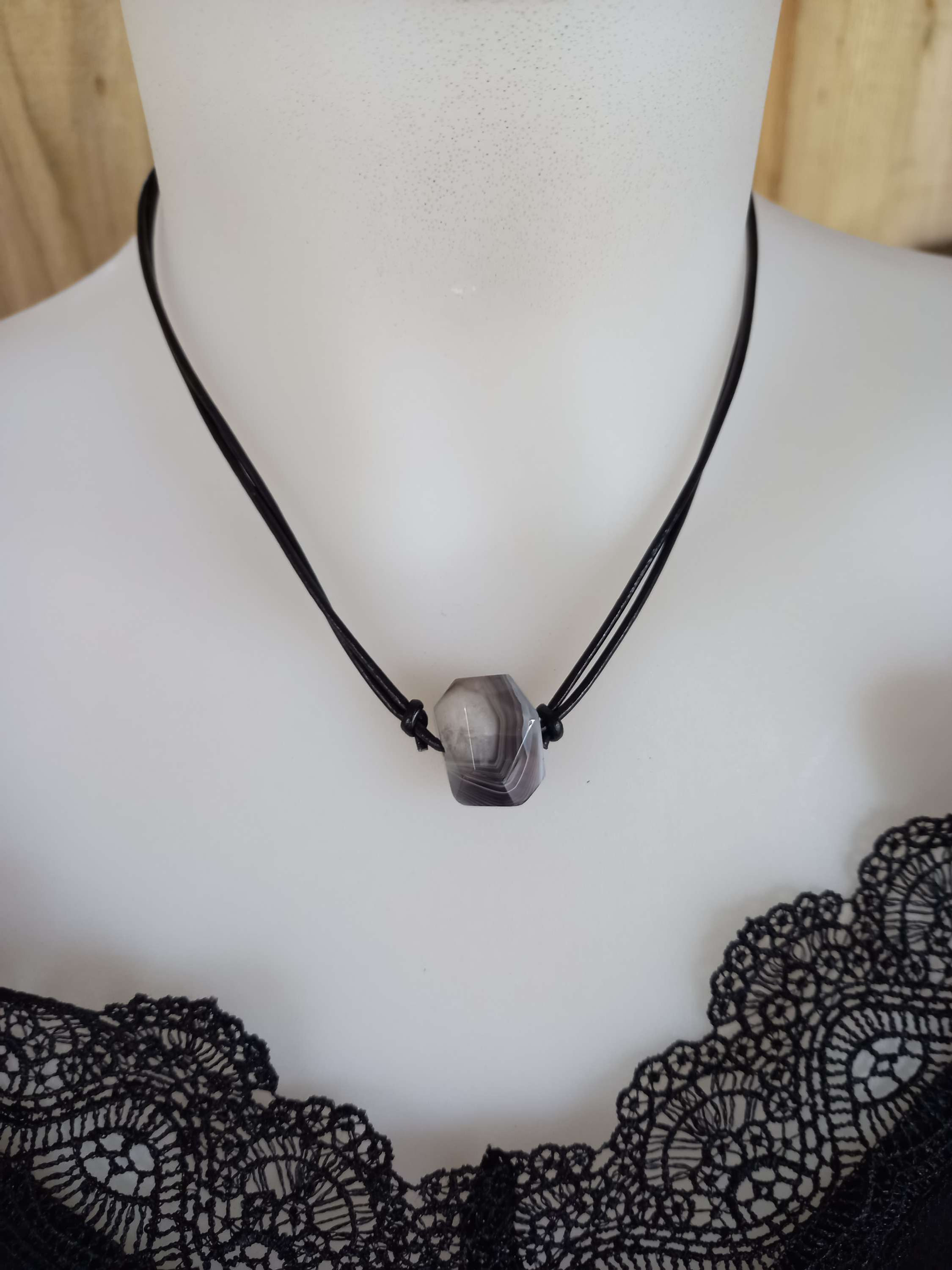 pendentif réglable en cuir et pierre naturelle d'agate