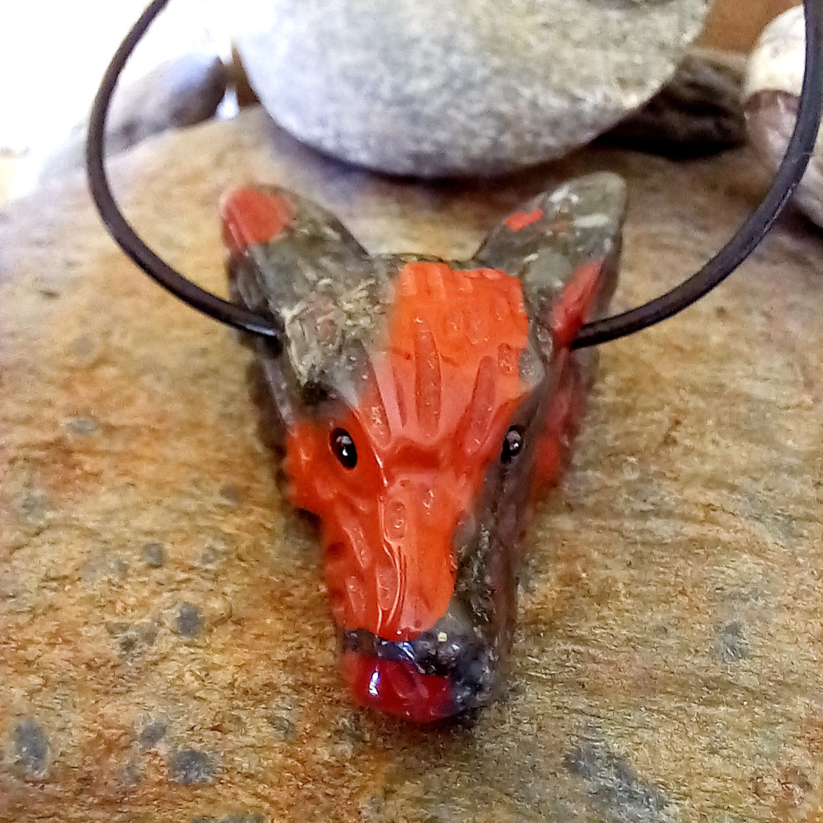 Pendentif tête de loup - jaspe héliotrope