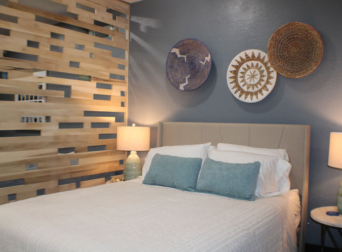 The Beach Barn-lower level queen bed 