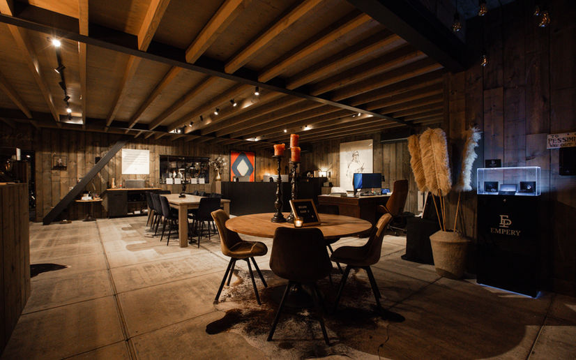 Sfeervolle houten ruimte met tafels en stoelen