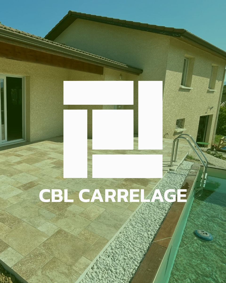 Logo CBL CARRELAGE sur terrasse carrelée avec piscine