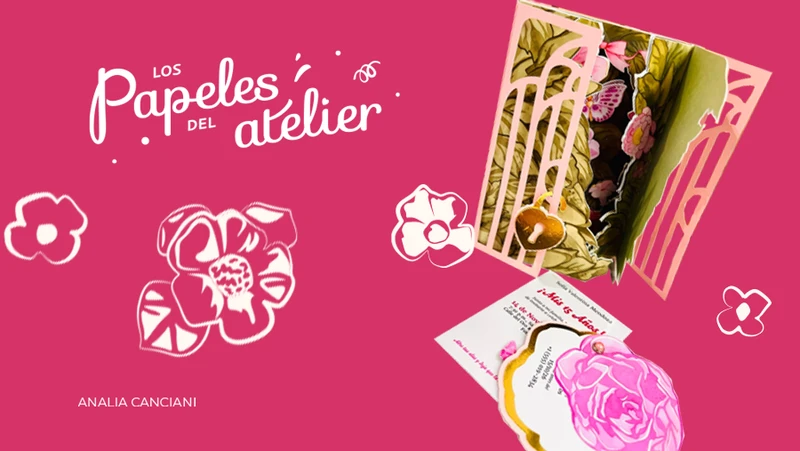 Invitación calada en 3D para 15 años con temática de Jardín Encantado, diseño de apertura en acordeón con capas de portón clásico, follaje y una mariposa al fondo.