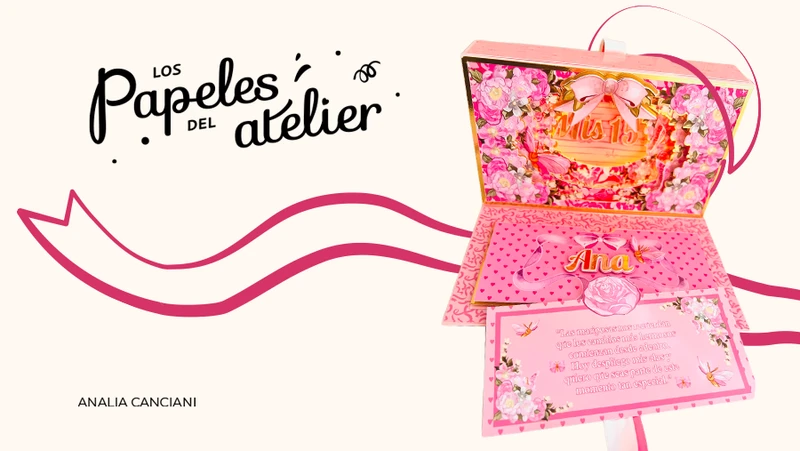 Carátula de clase de papelería creativa: Invitación tridimensional de 15 años hecha en capas de papel con detalles de flores, mariposas e iluminación LED interna.